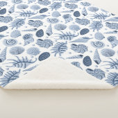 Blaue, von Hand gezogene Muscheln auf weiß Sherpadecke (3/4)