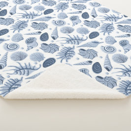 Blaue, von Hand gezogene Muscheln auf weiß Sherpadecke