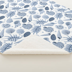 Blaue, von Hand gezogene Muscheln auf weiß Sherpadecke