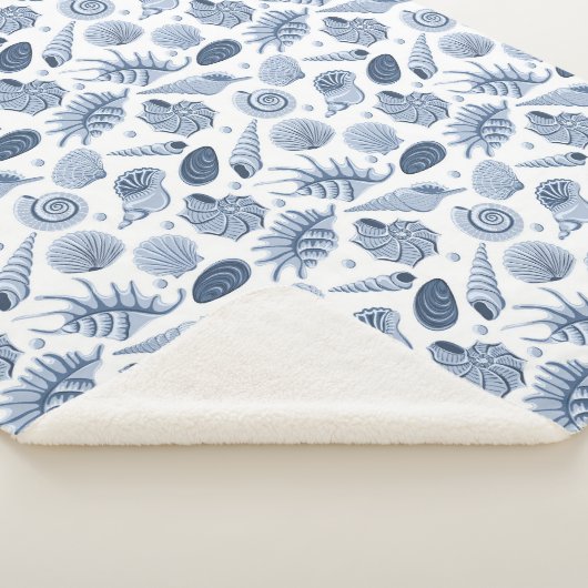 Blaue, von Hand gezogene Muscheln auf weiß Sherpadecke (3/4)