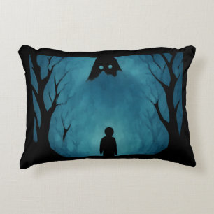Blaue Wald-Silhouette Einsame Figur im Schatten  Dekokissen