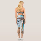 Blaue Wand und Tür Capri Leggings (Rückseite)