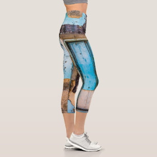 Blaue Wand und Tür Capri Leggings