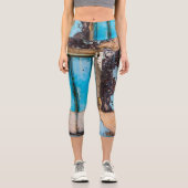 Blaue Wand und Tür Capri Leggings (Vorderseite)