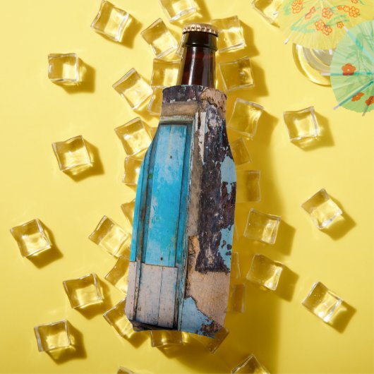 Blaue Wand und Tür Flaschenkühler (In Situ Sommer)