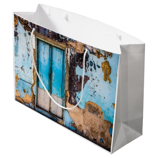 Blaue Wand und Tür Große Geschenktüte (Rückseite Schrägansicht)