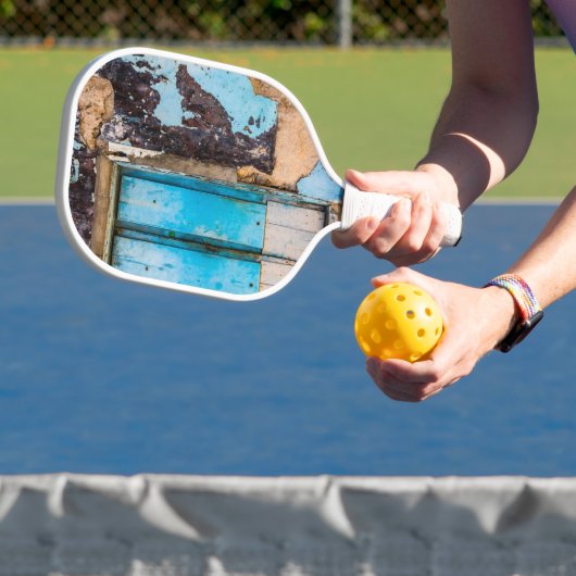 Blaue Wand und Tür Pickleball Schläger (InSitu)