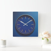 Blaue Wanduhr mit Zifferblatt (Zuhause)