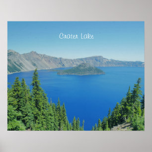 Blaue Wasser und alpine Bäume am Crater Lake Foto Poster