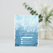 Blaue Wasserfarbe von weißen Palmenblättern RSVP Karte (Stehend Vorderseite)