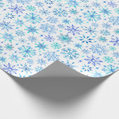 Blaue Wasserfarbe Winterschneeflocken und Glitzern Geschenkpapier (Ecke)