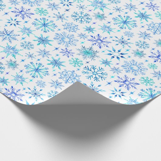 Blaue Wasserfarbe Winterschneeflocken und Glitzern Geschenkpapier (Ecke)
