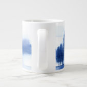 Blaue Wasserfarben-Pinienbäume Jumbo-Tasse (Rückseite)