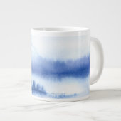Blaue Wasserfarben-Pinienbäume Jumbo-Tasse (Vorderseite Rechts)