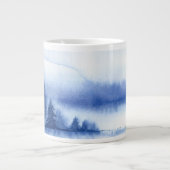 Blaue Wasserfarben-Pinienbäume Jumbo-Tasse (Vorderseite)