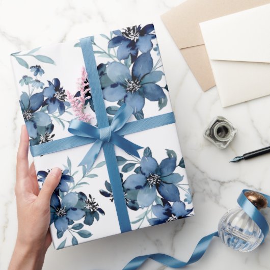 Blaue Wasserfarbenflora Muster Geschenkpapier (Schenken)