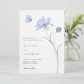 Blaue weiche Blumenhochzeit Einladung (Stehend Vorderseite)