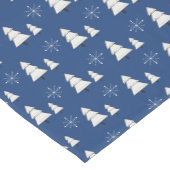 Blaue Weihnachten mit Kiefern und Schneeflocken Kurzer Tischläufer (Ecke)