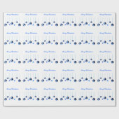 Blaue Weihnachtsbällchen mit Text Geschenkpapier (Flach)