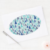 Blaue Weihnachtsbäume in einem Evergreen Forest Ovaler Aufkleber (Umschlag)