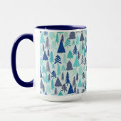 Blaue Weihnachtsbäume in einem Evergreen Forest Tasse (Links)