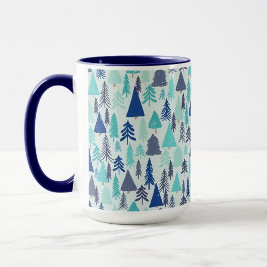Blaue Weihnachtsbäume in einem Evergreen Forest Tasse (Links)