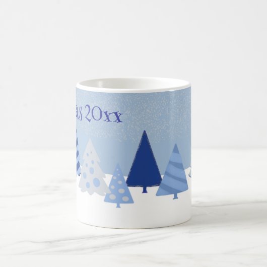 Blaue Weihnachtsbäume Kaffeetasse (Mittel)