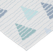 Blaue Weihnachtsbäume mit Perlen-Strings-Muster Kurzer Tischläufer (Ecke)