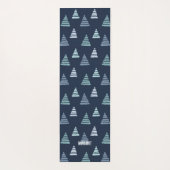 Blaue Weihnachtsbäume mit Perlen-Strings-Muster Yogamatte (Rückseite)