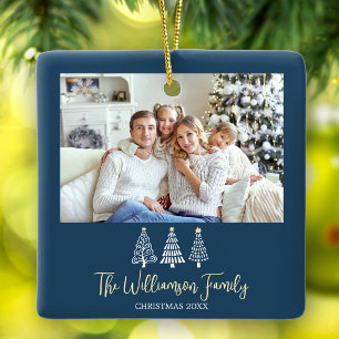 Blaue Weihnachtsfamilien-Foto-Spielbaum-Skript Keramikornament