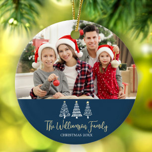 Blaue Weihnachtsfamilienfoto Skript mit skurrilen Keramik Ornament