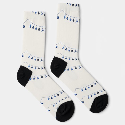 Blaue Weihnachtsschmuck auf weißen Socken (Rechts)