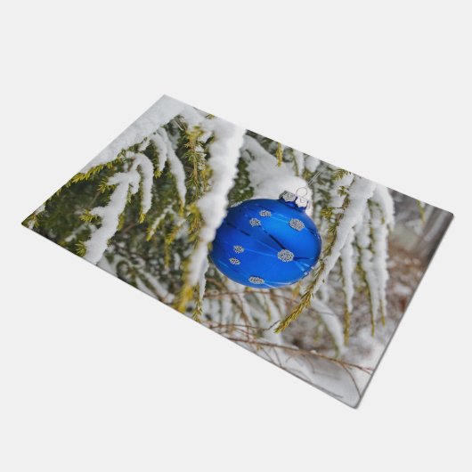 Blaue Weihnachtsschmuck in schneebedeckter Kiefern Fußmatte (Schrägansicht)