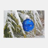Blaue Weihnachtsschmuck in schneebedeckter Kiefern Fußmatte (Vorderseite)