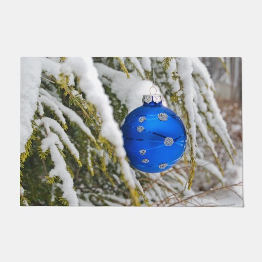 Blaue Weihnachtsschmuck in schneebedeckter Kiefern Fußmatte (Vorderseite)