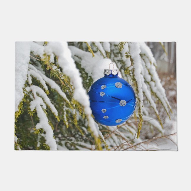 Blaue Weihnachtsschmuck in schneebedeckter Kiefern Fußmatte (Vorderseite)