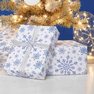 Blaue Weihnachtsschneeflocken im Winter Weiß Geschenkpapier