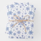 Blaue Weihnachtsschneeflocken im Winter Weiß Geschenkpapier Set (Beispiel)