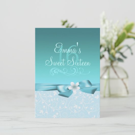 Blaue/weiße Blume & Bow Geburtstag Einladung (Stehend Vorderseite)