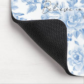 Blaue Weiße Blumen Mousepad (Ecke)