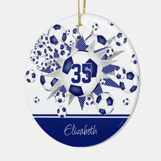 Blaue weiße Fußballbälle: Feierlichkeiten zum Jahr Keramik Ornament (Links)