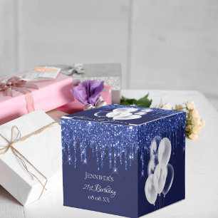 Blaue, weiße Glitzer-Ballons auf der Geburtstagsfe Geschenkschachtel