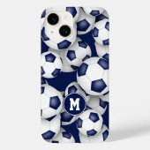 Blaue weiße Mädchenfußbälle mit Monogramm Case-Mate iPhone Hülle (Rückseite)