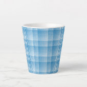 Blaue Weiße Schachbrettmuster-Abstraktion Milchtasse (Vorderseite)