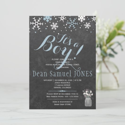Blaue weiße Schneeflocken Kalkboard Junge Dusche Einladung (Stehend Vorderseite)