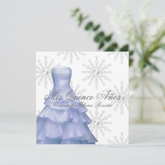 Blaue weiße Schneeflocken Quinceanera Einladung (Stehend Vorderseite)