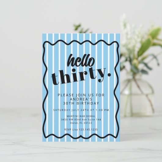 Blaue weiße Streifen 30. Geburtstag Einladung (Stehend Vorderseite)
