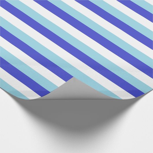 Blaue, weiße und pastellblaue Streifen Geschenkpapier (Ecke)
