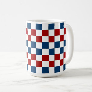 Blaue, weiße und rote karierte Tasse