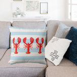 Blaue weiße Wasserstreifen rote Hummer Kissen<br><div class="desc">Dekorieren Sie Ihr Zuhause- oder Strandhaus mit einem klassischen Wasserkissen. Hellblaue,  pastellfarbene und weiße horizontale Streifen. Die Einrichtung besteht aus drei roten Hummern.</div>